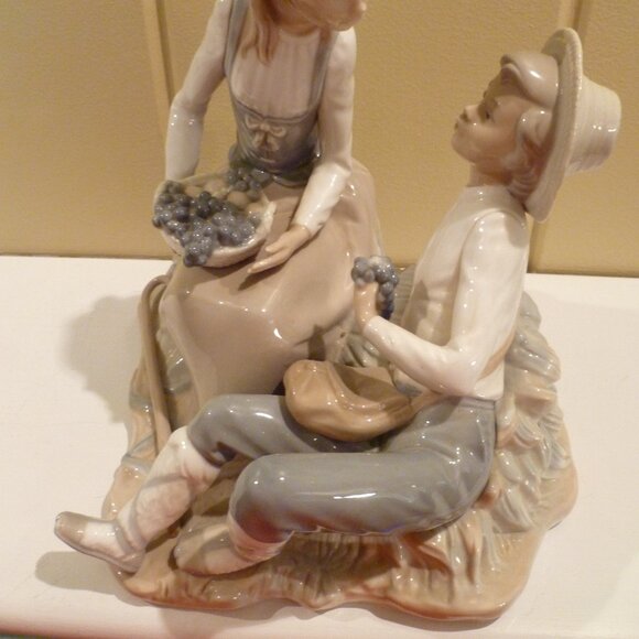 Nao by Lladro Vintage 1977 Figurine 'Chattering' #199 Boy and Girl Eating Grapes - Picture 14 of 16
